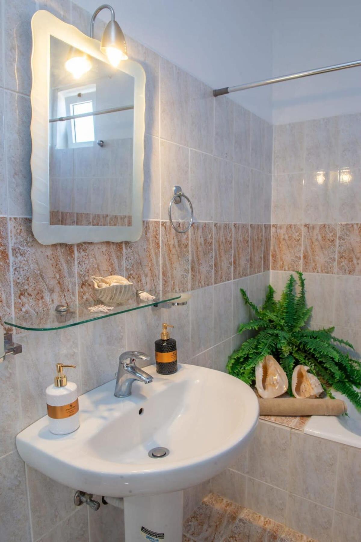 Atlantic Cave Haven-seaside, Fully Equipped Apartment Kolymbia